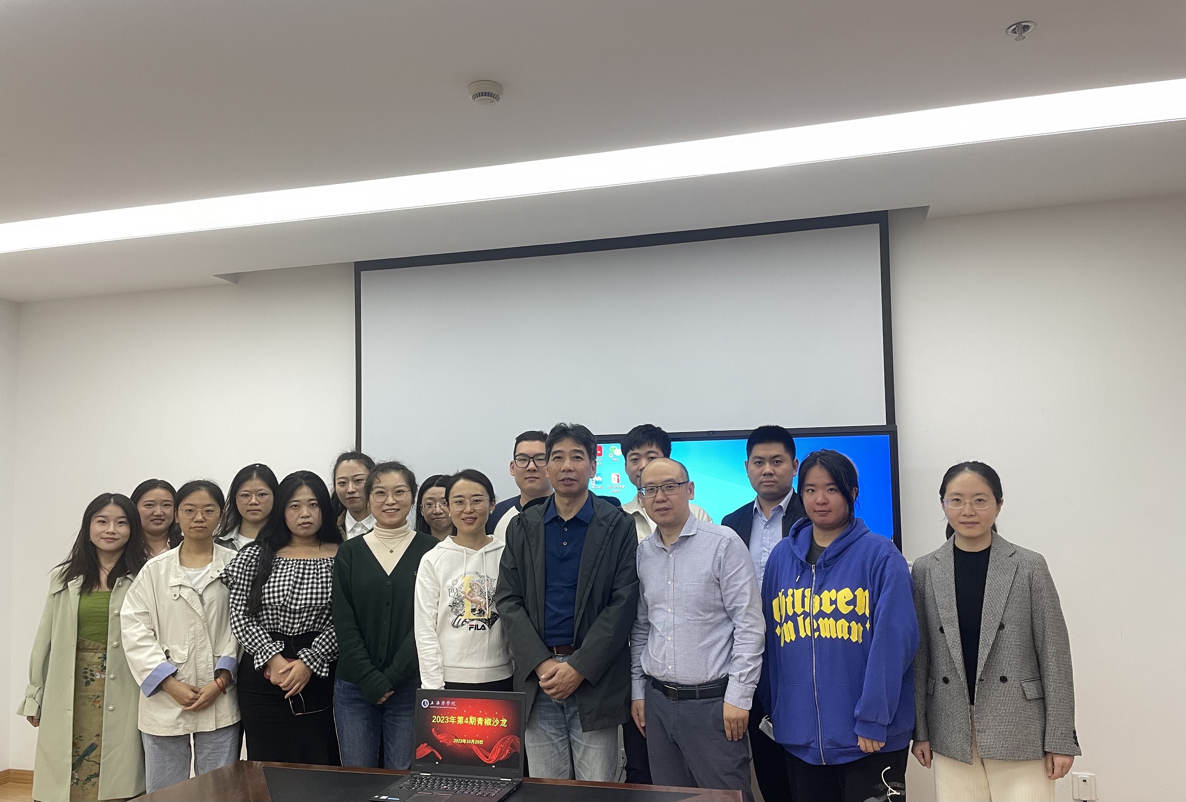 图为参加活动人员合影 图为参加活动人员合影