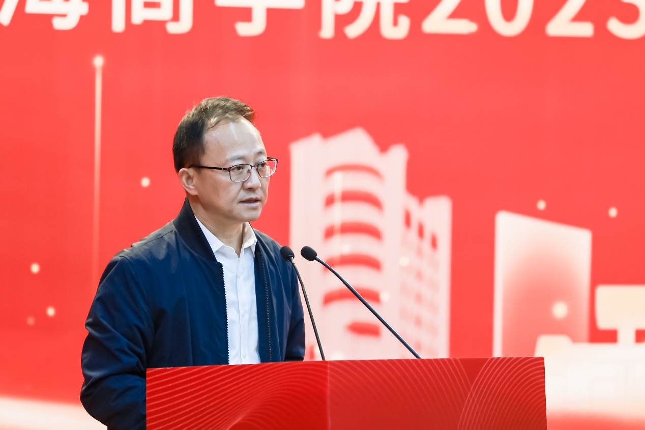 图为沈大明讲话 图为沈大明讲话