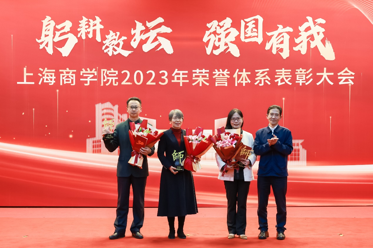 图为颁授现场 图为颁授现场