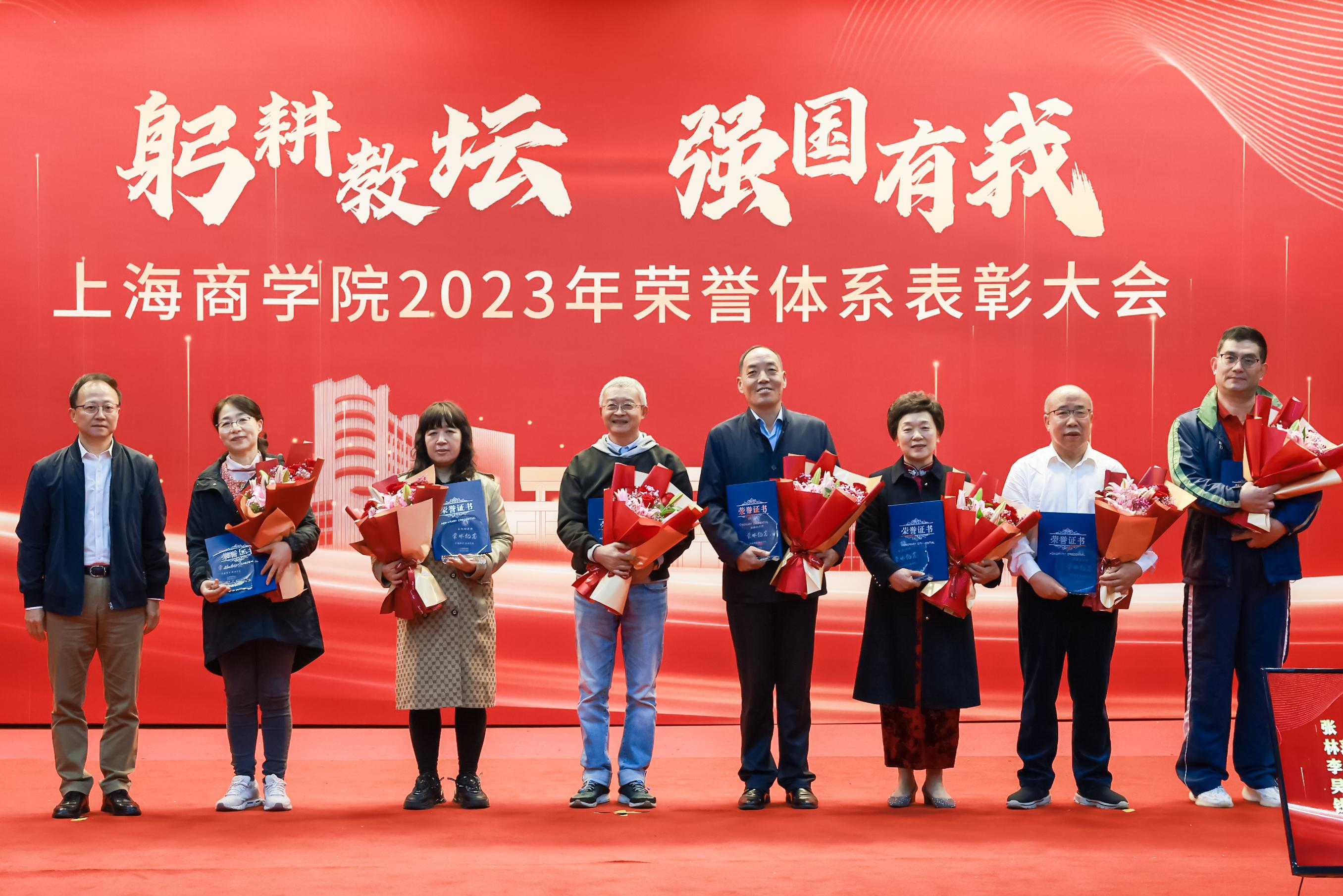 图为颁授现场 图为颁授现场