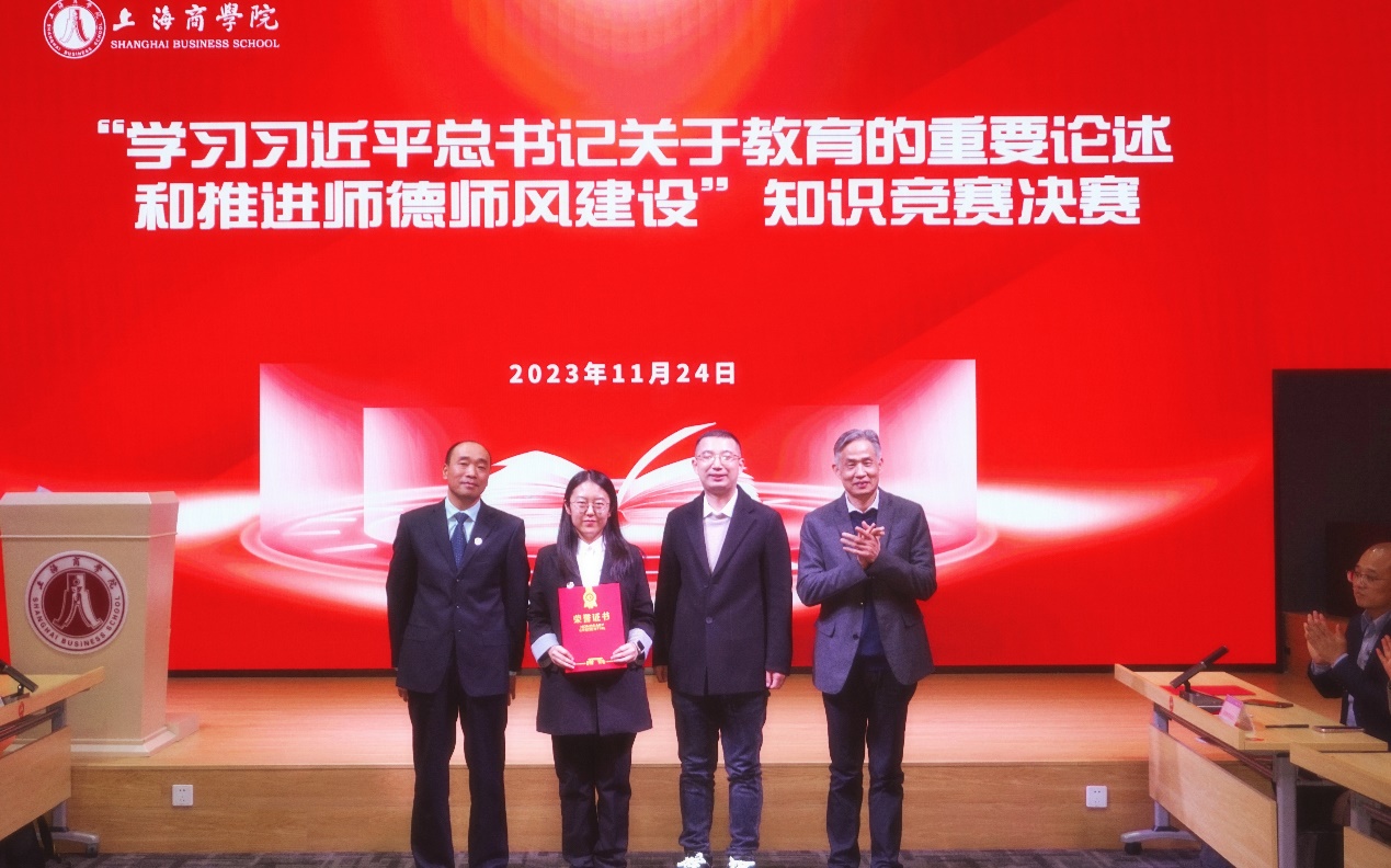 图为陈晓峰与一等奖团队人员合影 图为陈晓峰与一等奖团队人员合影