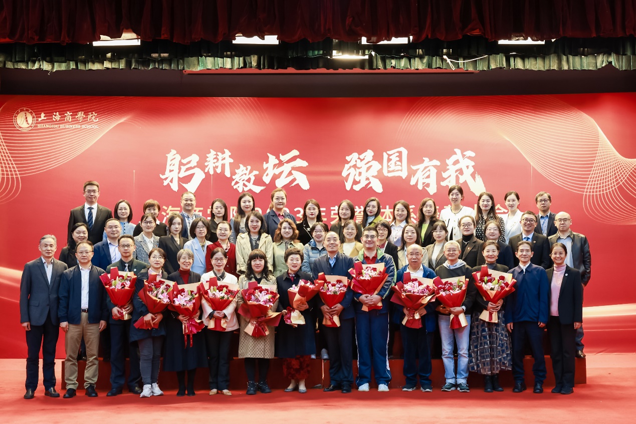 图为参会人员合影 图为参会人员合影